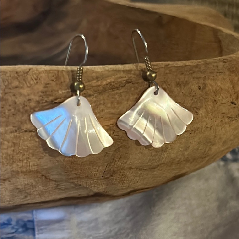 Shell Fan Shaped Earrings in Iridescent Pink